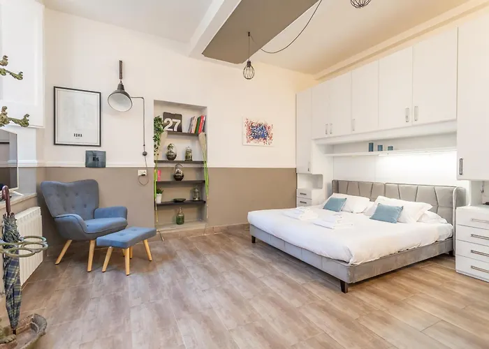 Charm Near Piazza Navona - Cozy Loft For 2 דירה *
